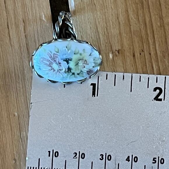 Vintage Women's Oval Floral Flower Ring. Braded Band. hand painted stone?? - Picture 8 of 9